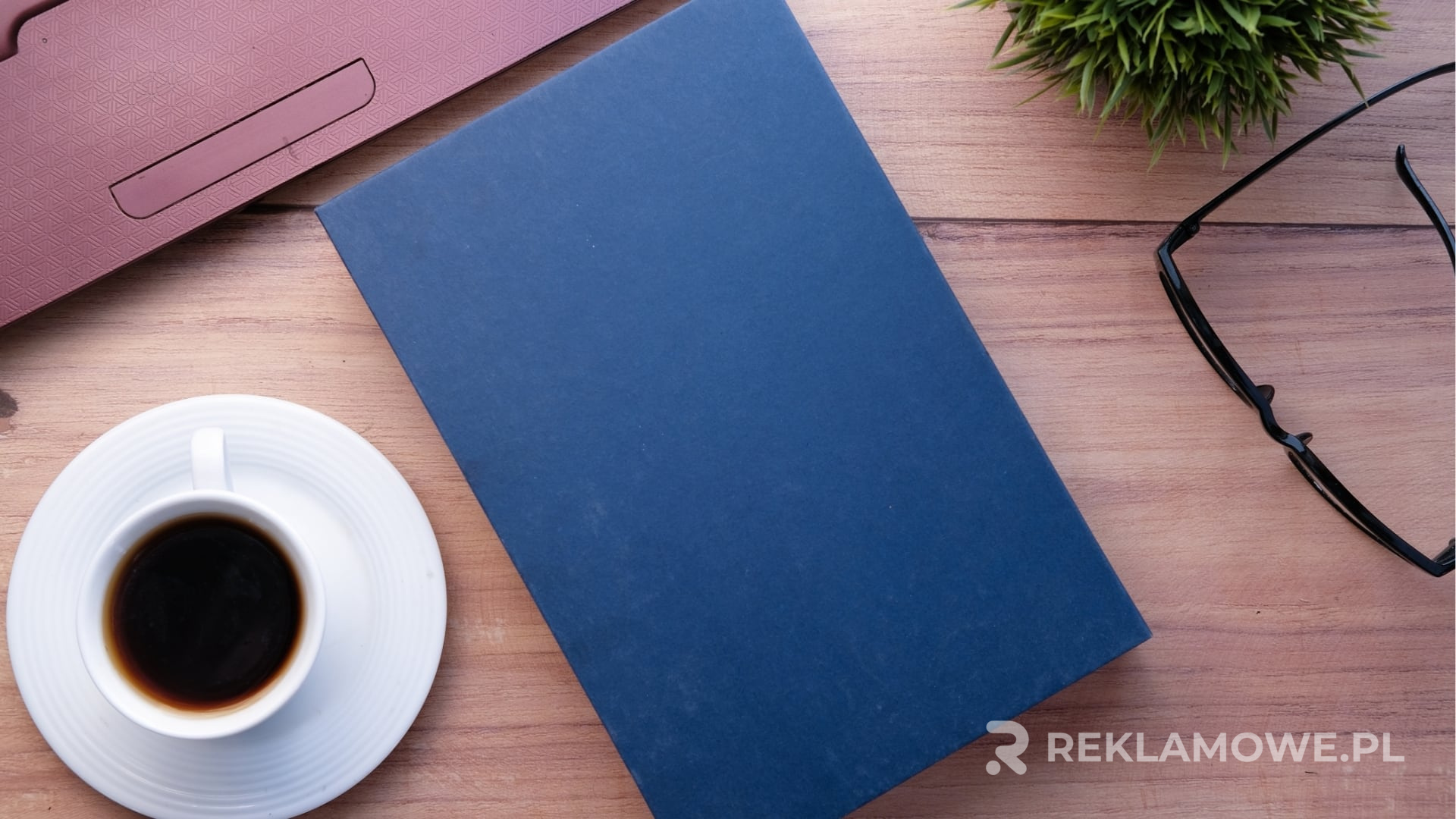 Notes reklamowy na biurku z wykresem efektywności