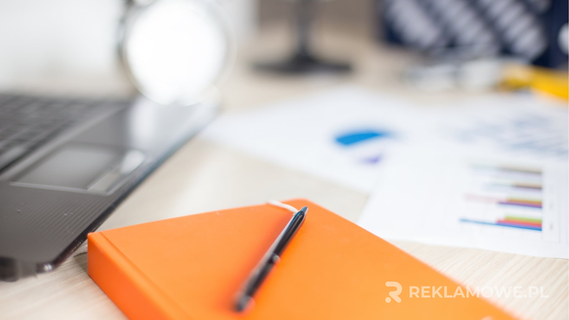 Stos różnych notesów reklamowych