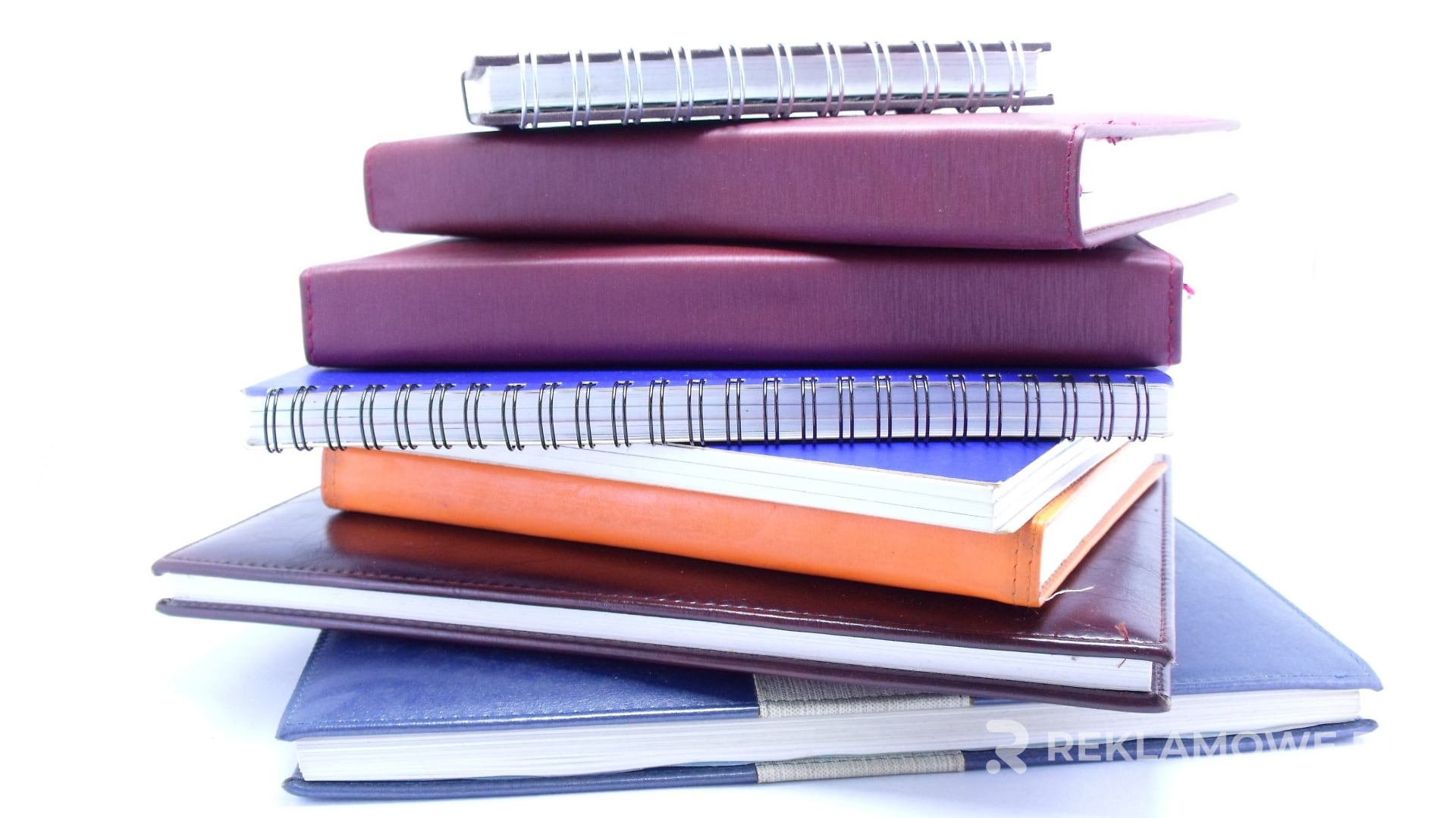 Notes reklamowy leżący na biurku