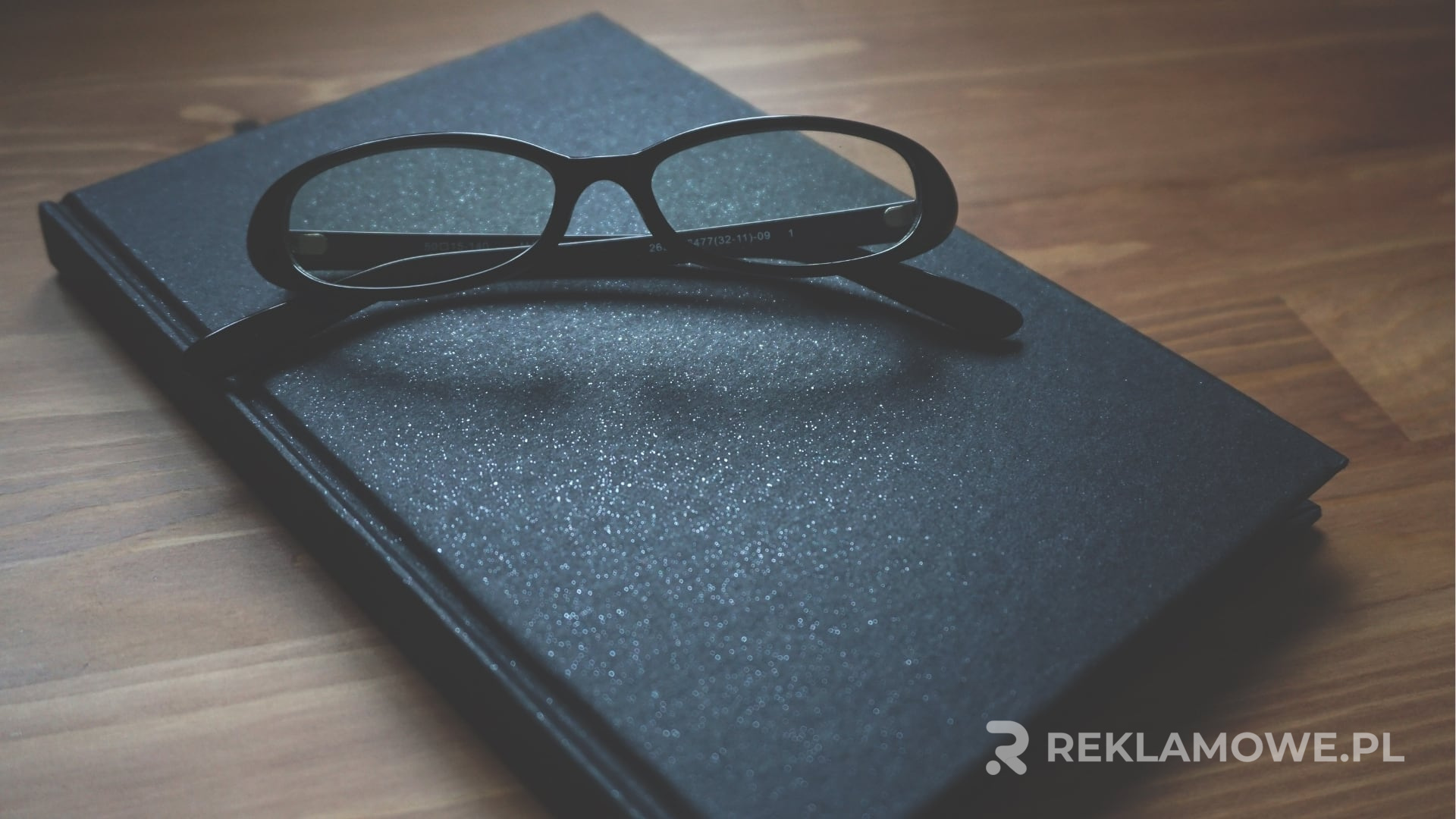 Notes reklamowy na biurku z nowoczesnymi gadżetami