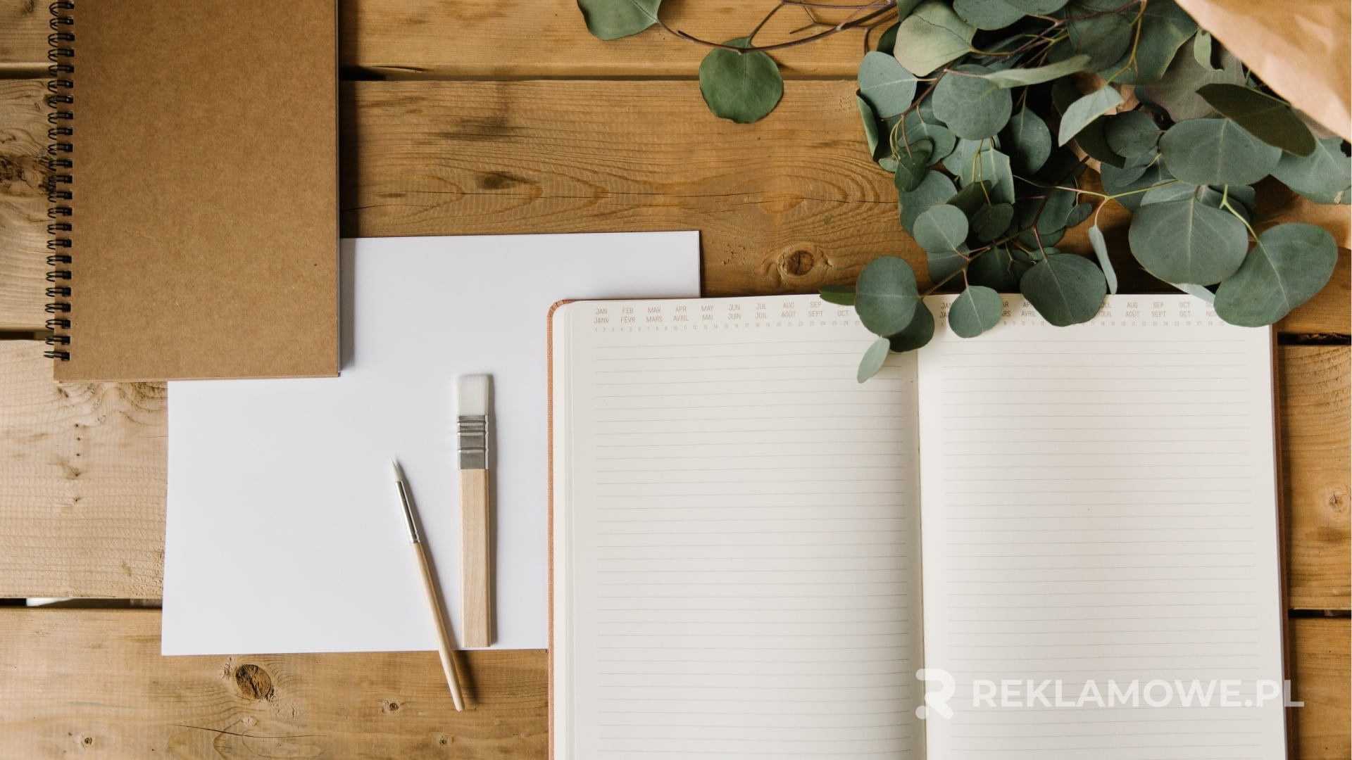 Notesy reklamowe wysokiej jakości na biurku