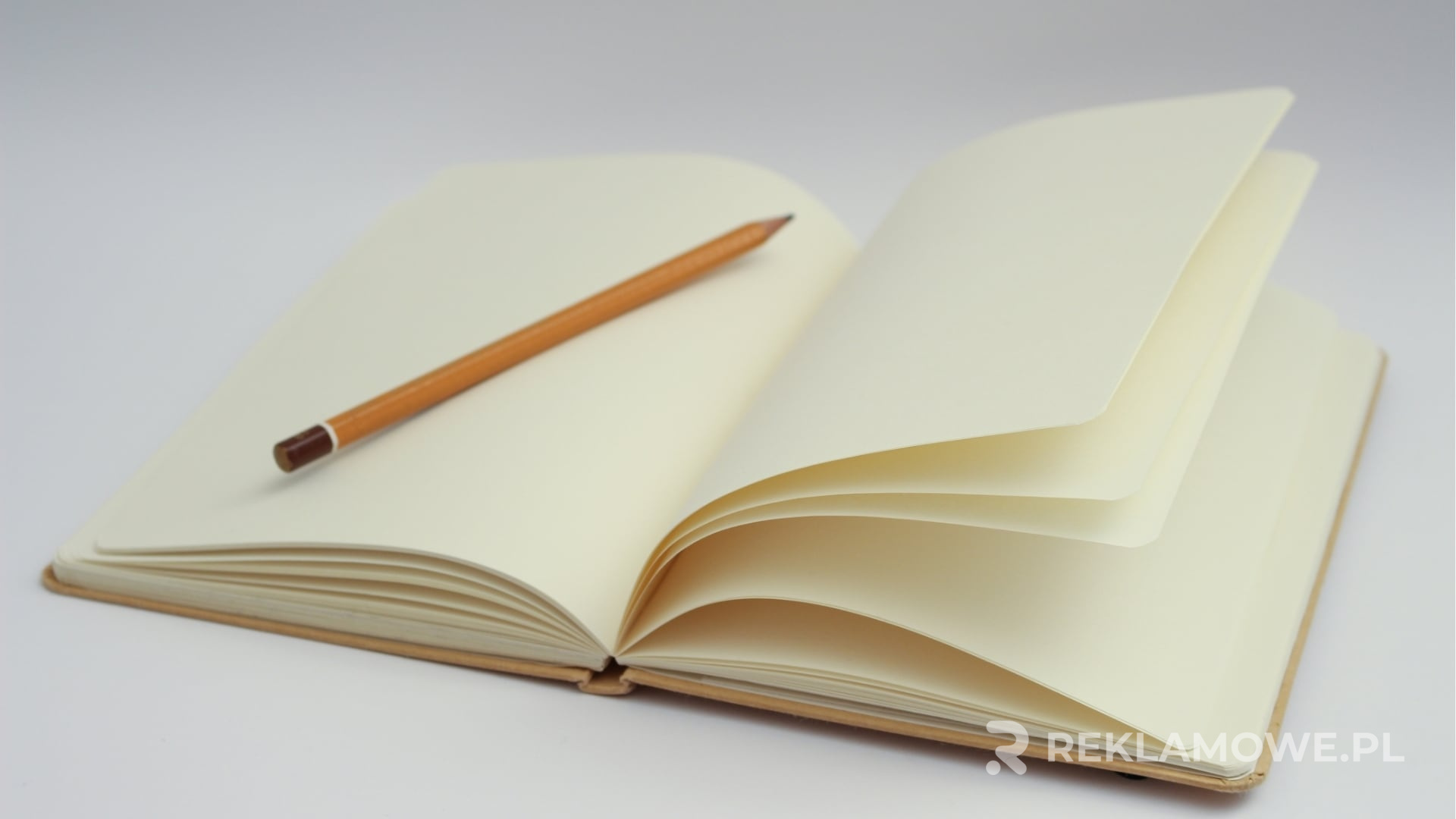 Mały notatnik reklamowy na biurku