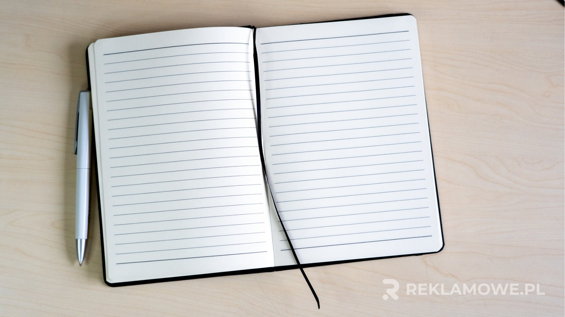 Zaprojektowany notes reklamowy na biurku