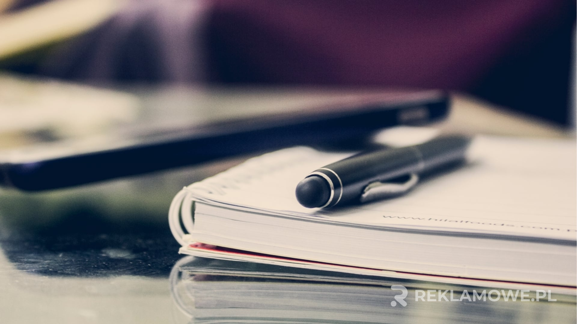 Notes reklamowy na stole konferencyjnym
