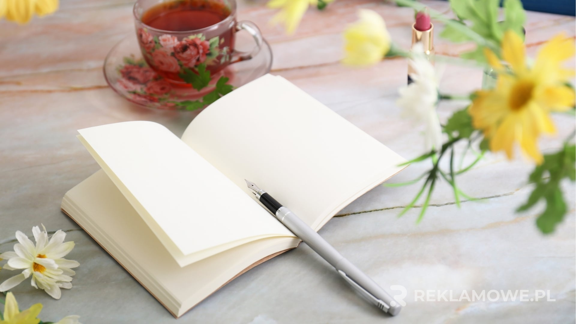 Notes reklamowy z logo firmy leżący na biurku