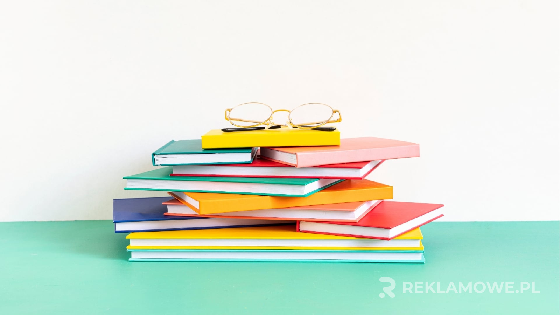 Zrównoważone notesy reklamowe na biurku
