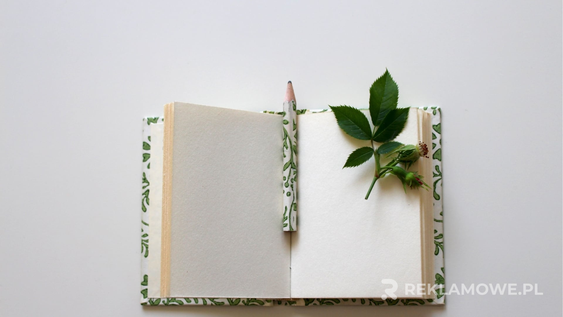 Notes reklamowy na biurku z logo firmy