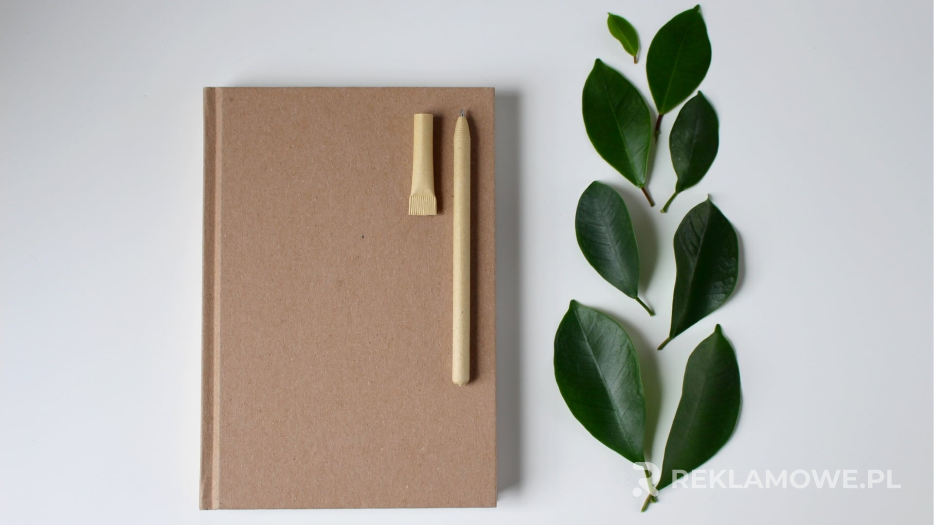 Personalizowany notes reklamowy na biurku