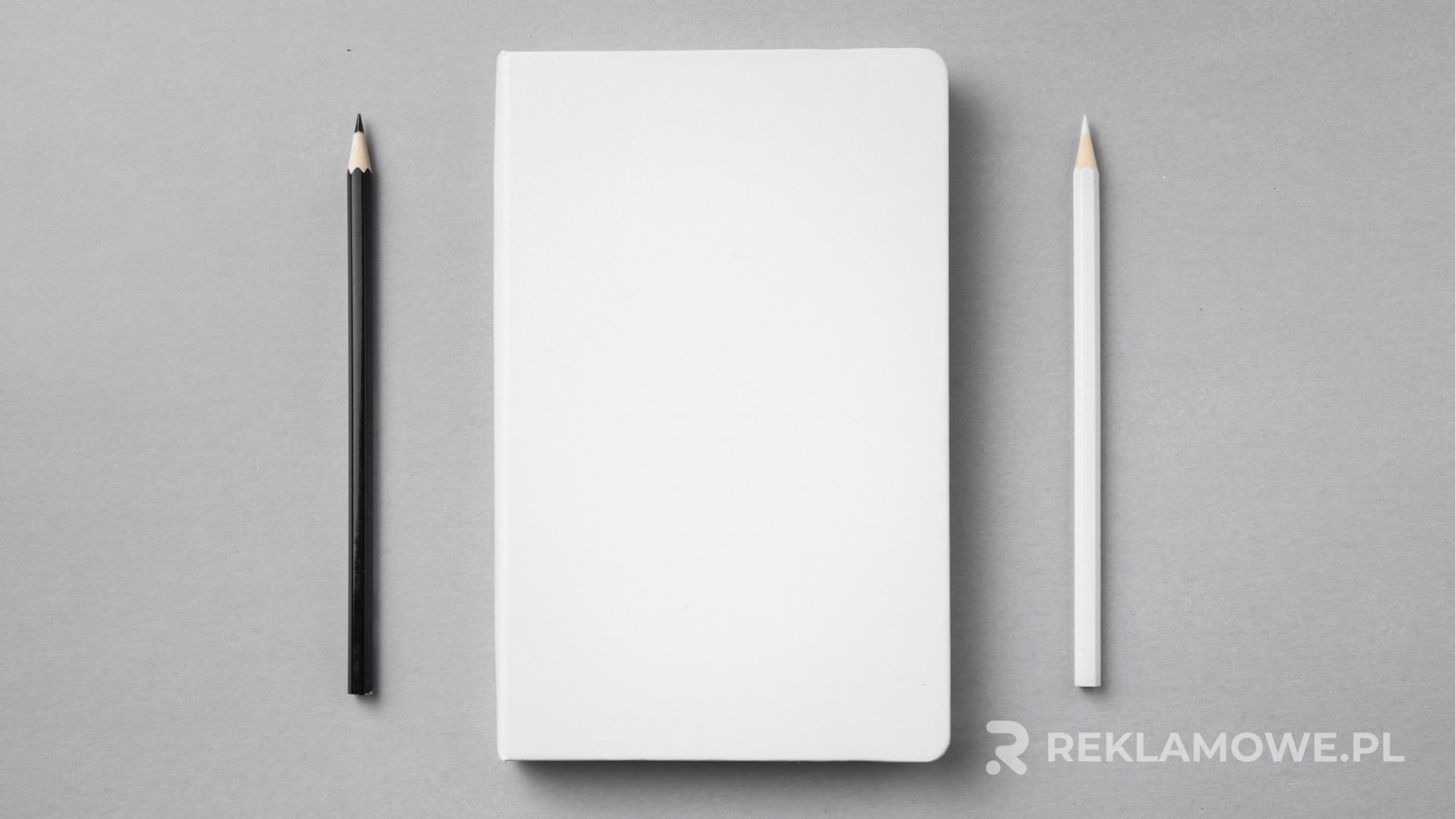 Projektowany notes reklamowy na biurku