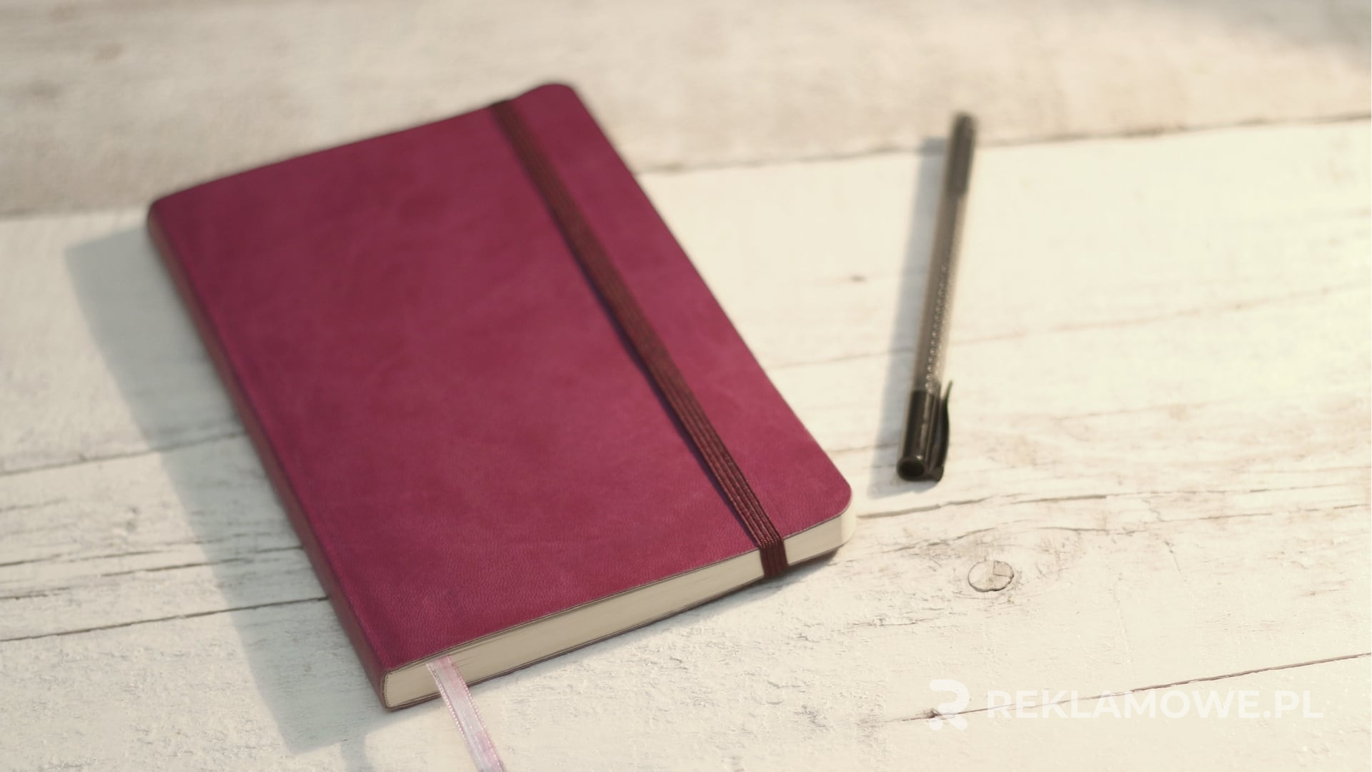 Jak notesy reklamowe zwiększają skuteczność promocji? Notes reklamowy na biurku